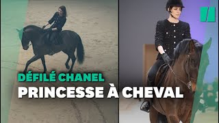 Chez Chanel Charlotte Casiraghi défile à cheval sur le podium [upl. by Anirdna990]