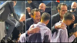 Conmovedor Marc Anthony baja de escenario para cantarle al oído a joven no vidente ciego en NY [upl. by Derry214]