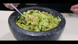 CÓMO HACER GUACAMOLE TRADICIONAL EN CASA [upl. by Ahsinan]