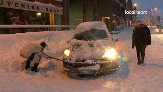 Sestriere la nevicata prosegue da oltre 24 ore diverse le auto in difficoltà [upl. by Shayne896]