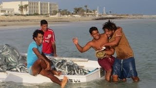 Die Fischer am Strand von Djerba Midoun Zone Touristique [upl. by Einiffit427]