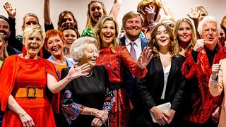 De prinsessen Amalia Ariane Beatrix en Laurentien samen met WillemAlexander en Máxima backstage [upl. by Yliram102]