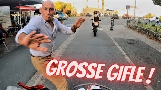 😡UN MOTARD SE PREND UNE GROSSE GIFLE PAR UN FOU 🥊 ça pique [upl. by Ameluz424]