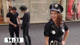 Sexy politie agente  WIE IS DE SJAAK [upl. by Calvina165]