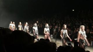 Modellen halfnaakt over catwalk [upl. by Notyep]