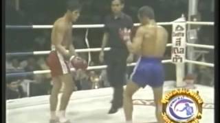 สามารถ พยัคฆ์อรุณ vs สําราญศักดิ์ เมืองสุรินทร์ 1988 ถีบกระเด็น Samart Payakaroon Muay Thai [upl. by Atiuqahs]