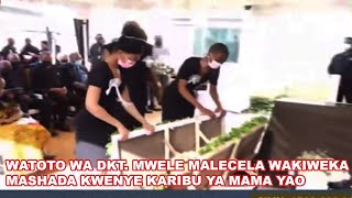 Watoto wa Dkt Mwele Malecela wakiweka mashada kwenye kaburi la mama yao [upl. by Nylorac]