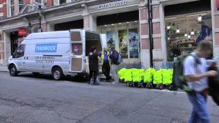 Sportstan koopt The Big Issue bij The paperboys van Londen [upl. by Ano]