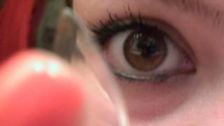 Come rimuovere le lenti a contatto  How to remove contact lenses [upl. by Ailimat505]