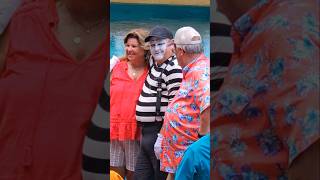 O mímico Tom nem se importou com o marido dela 😂🤣 tomthemime seaworldmime seaworldorlando funny [upl. by Enyalaj]