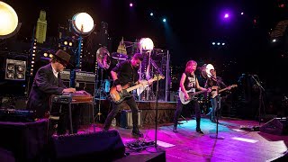 The Pretenders on Austin City Limits quotMiddle of the Roadquot [upl. by Essilec]