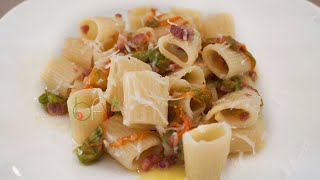 PASTA CON FIORI DI ZUCCA PANCETTA CROCCANTE E PECORINO  Buono Facile Veloce [upl. by Ayim]