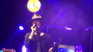 enrique bunbury y al final letra2016 new york city SUBTITULADO [upl. by Aytnahs]