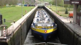 Schepen op de Moezel  Shipspotting on the Moselle  sluis  lock  Detzem  time lapse [upl. by Ahseki]