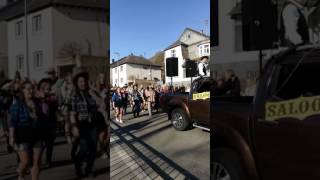 Faschings Umzug in Fischbach bei IdarOberstein 201710 Blaue Garde Clowns mit grüne Haaren Saloon [upl. by Beasley]