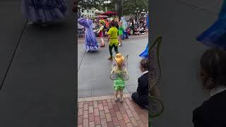 Esta niña fue a conocer a esta hada en un desfile 👏 [upl. by Persis]