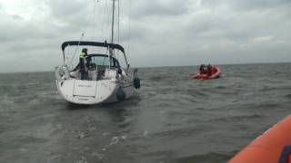 Reddingsboten in aktie op het IJmeer voor Zeiljacht aan lager walm2ts [upl. by Inobe]