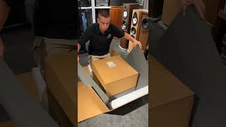 McIntosh MC302 unboxing audiocostruzioni music [upl. by Ynetruoc]