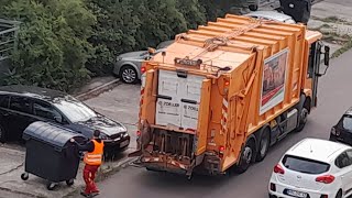 kommunaler Müllwagen in Halle Saale leert die blaue Tonne [upl. by Okier]