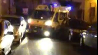 PAZIENTE MUORE AMBULANZA BLOCCATA in una strada del centro storico di NAPOLI dalle auto in sosta [upl. by Brass]