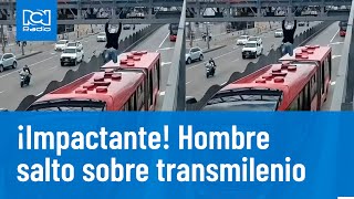 Hombre salta sobre un bus de Transmilenio  RCN Radio [upl. by Aicener]