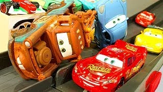 Cars Piston Cup 500 Lightning McQueen amp Mater Races Crashes Smashes Diecast Demolition Cars2 ToysRUs [upl. by Seiber]