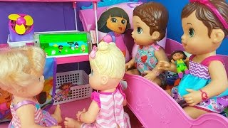 Vitória e Julinha Assistem Vídeo Baby Alive Minha Boneca [upl. by Dloniger]