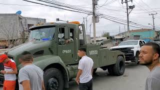 Soldados del Ejército Mexicano se hacen respetar frente a civiles en Nuevo Laredo [upl. by Chauncey447]