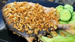 ปลาจาระเม็ดทอดกระเทียม Fried pompano fish with garlic [upl. by Mohandas]