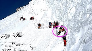 Muore sul K2 e gli altri alpinisti lo scavalcano per andare in vetta [upl. by Evan245]