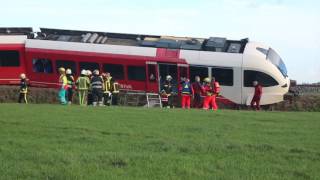 Winsum  Eerste beelden Trein ontspoort na botsing met vrachtwagen [upl. by Sidonie]