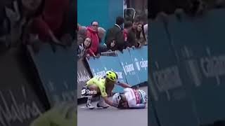 Le MAGNIFIQUE GESTE du Français dAdrien PETIT  fypシ゚viral crash cycling cyclisme chute [upl. by Kuebbing]