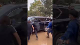 Vecinos de Paiporta DESTROZAN el coche de Pedro Sánchez cuando huía de Paiporta [upl. by Geordie]