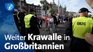 Nach Messerattacke in Southport Weiter Krawalle in Großbritannien [upl. by Ahsimik]