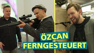 Özcan Cosar ferngesteuert auf der quotJagd amp HundquotMesse  Bratwurst amp Baklava  Die Show [upl. by Oisor84]