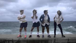 ESTUDIANTES CUBANAS bailando en el malecón [upl. by Orlov]