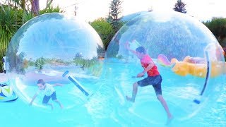 DÉFI PISCINE  MARCHER SUR L’EAU DANS DES BULLES GÉANTES [upl. by Icyac]