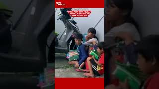 Respect satpol PP ini sengaja berpurapura tak melihat karena merasa kasihan pada anak penjual tisu [upl. by Yoj]