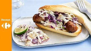 Hotdog met koolsalade groene appel en aardappelkwartjes [upl. by Hsina]