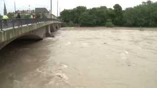 München Hochwasser an der Isar  Radl und Fußwege abgesperrt [upl. by Annatnom771]