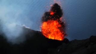 Momentaufnahmen von Eruptionen auf dem Vulkan Stromboli [upl. by Enahpets899]