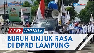 Puluhan Buruh Unjuk Rasa di Depan Gedung DPRD Lampung Desak Pemerintah Revisi Angka UMP dan UMK [upl. by Seth]