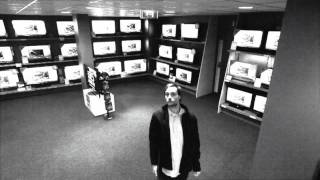 Thief Cleverly Steals a Thin LG Television [upl. by Aehtorod]