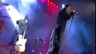 Ricardo Arjona  Minutos Otro Rollo 2003 811 flv [upl. by Leavitt]