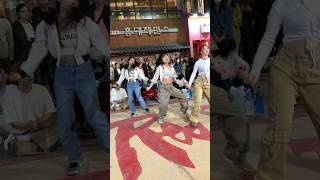 Chicas bailando en el barrio universitario de Hongdae💕 hongdae corea universidad seul bailes [upl. by Aleda402]