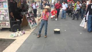 NIÑO CANTANDO EN LA CALLE [upl. by Nnaassilem]