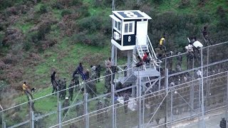 Près de 400 migrants forcent la frontière MarocEspagne à Ceuta [upl. by Georas700]