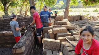 Albañiles Rápidos Haciendo Casa de Adobe [upl. by Anaihr]