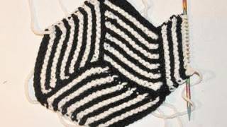 Stricken lernen  Hexen Ecken für coole Decken  Knitting Illusion Cube Blanket [upl. by Wit]