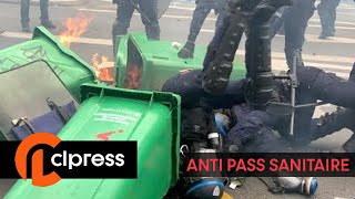 Manifestation anti passsanitaire  des policiers tombent sur une poubelle 31 juillet 2021 Paris [upl. by Kciderf606]